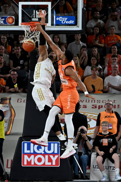 篮球湖人核心球员训练后状态良好（湖人队核心球员训练后状态出色）