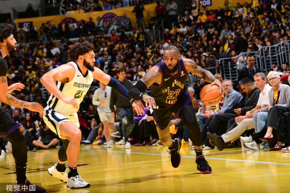 仅差1个！仅差72分！威少迎来两项神级里程碑，无惧岁月无惧风（威少距两项神级里程碑一步之遥：差1个、差72分，岁月难挡他前行）