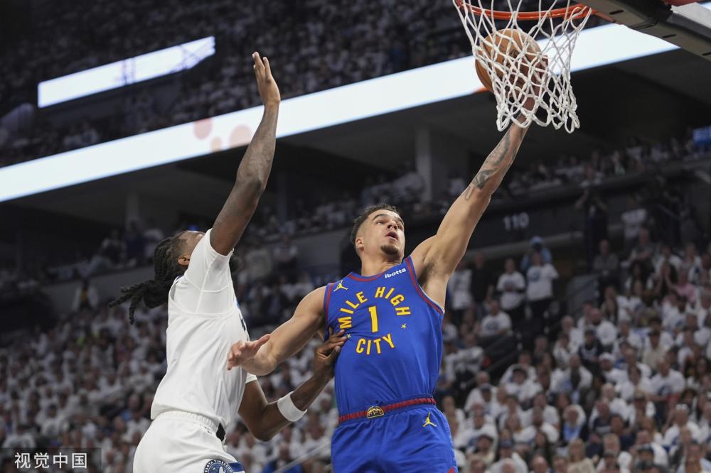 前金球奖得主丹尼斯·劳去世，曼联“三圣”全部离去九派新闻.